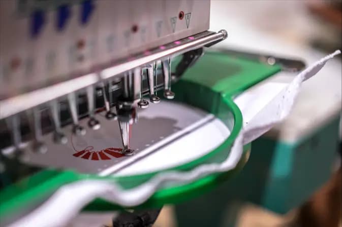 Approval Stitch nakış laboratuvarında endüstriyel Tajima nakış makinesi